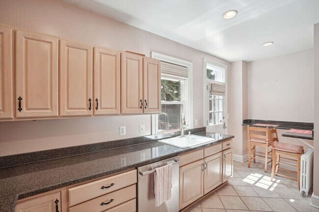 Building Photo - Cleveland Park 4 Bedroom plus den, 3.5 Bath