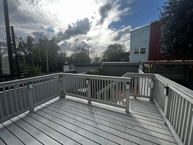 Building Photo - Lavish 5 BR/4 BA Townhome in Petworth!