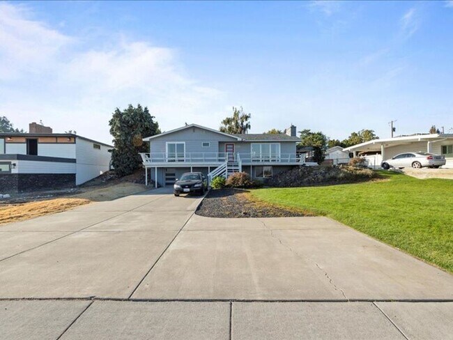 Building Photo - 3603 W Canal Dr
