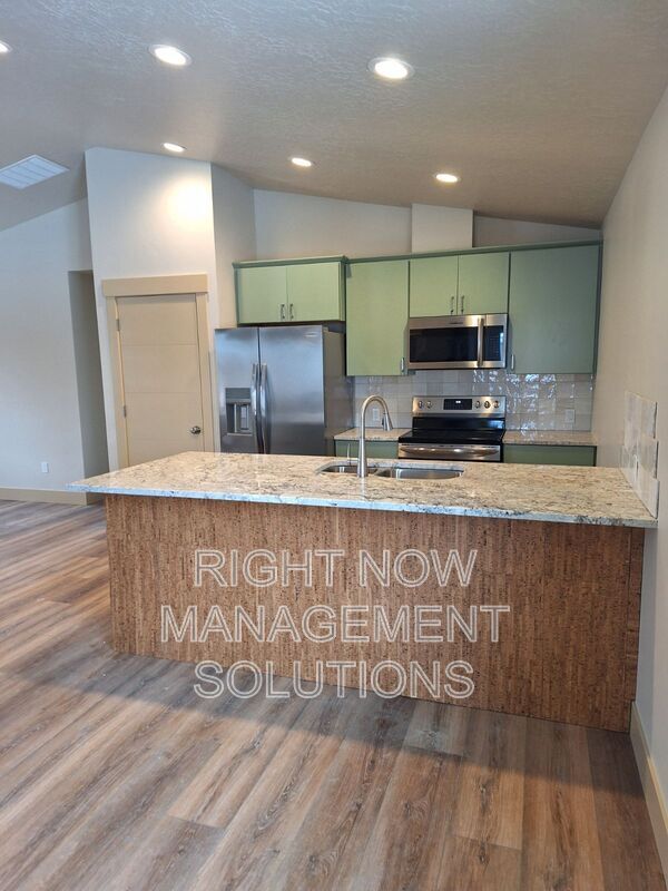 Building Photo - 702 Smith Ave