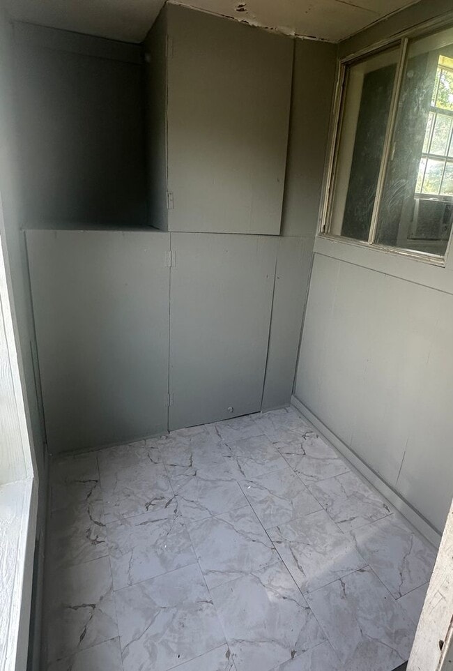Building Photo - 1 bedroom, 1 bathroom Home Available in Br...