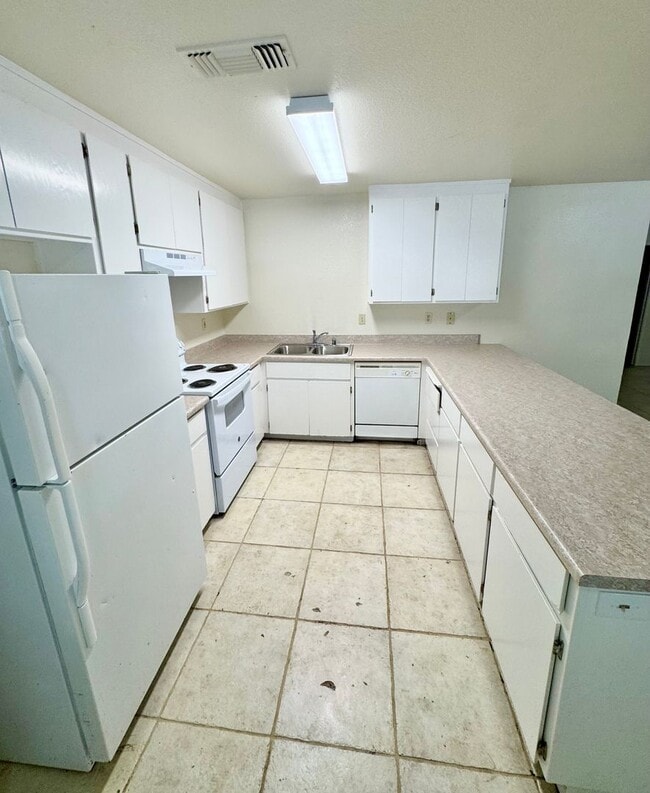 Building Photo - **Reserve for Summer 2026** Deckhouse at 6th & Ivy!