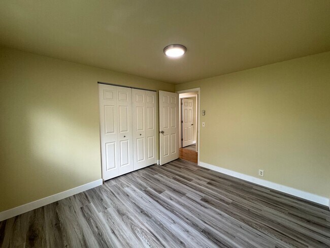 Building Photo - 3-Bedroom, 1-Bathroom Duplex Near Coburg Road