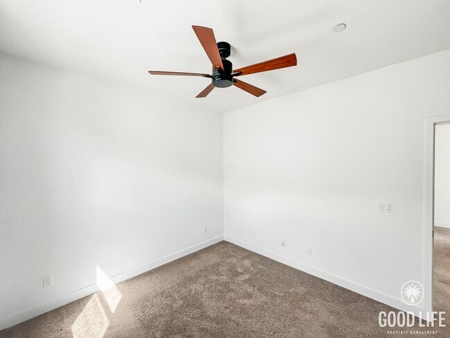 Building Photo - Gorgeous 4B/3BA house w/ large backyard & ...