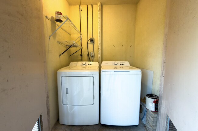 Building Photo - 930 SW 9th St Cir