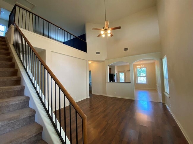 Building Photo - 2221 Nestlewood Dr