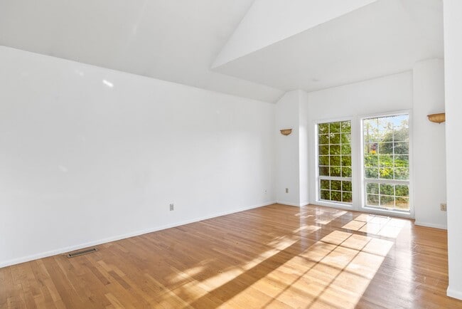 Building Photo - Beautiful 3-bedroom, 3-bath home on corner lot!
