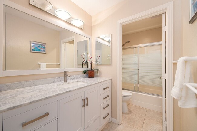 Building Photo - Oceanfront 2 bedroom condo available, full...