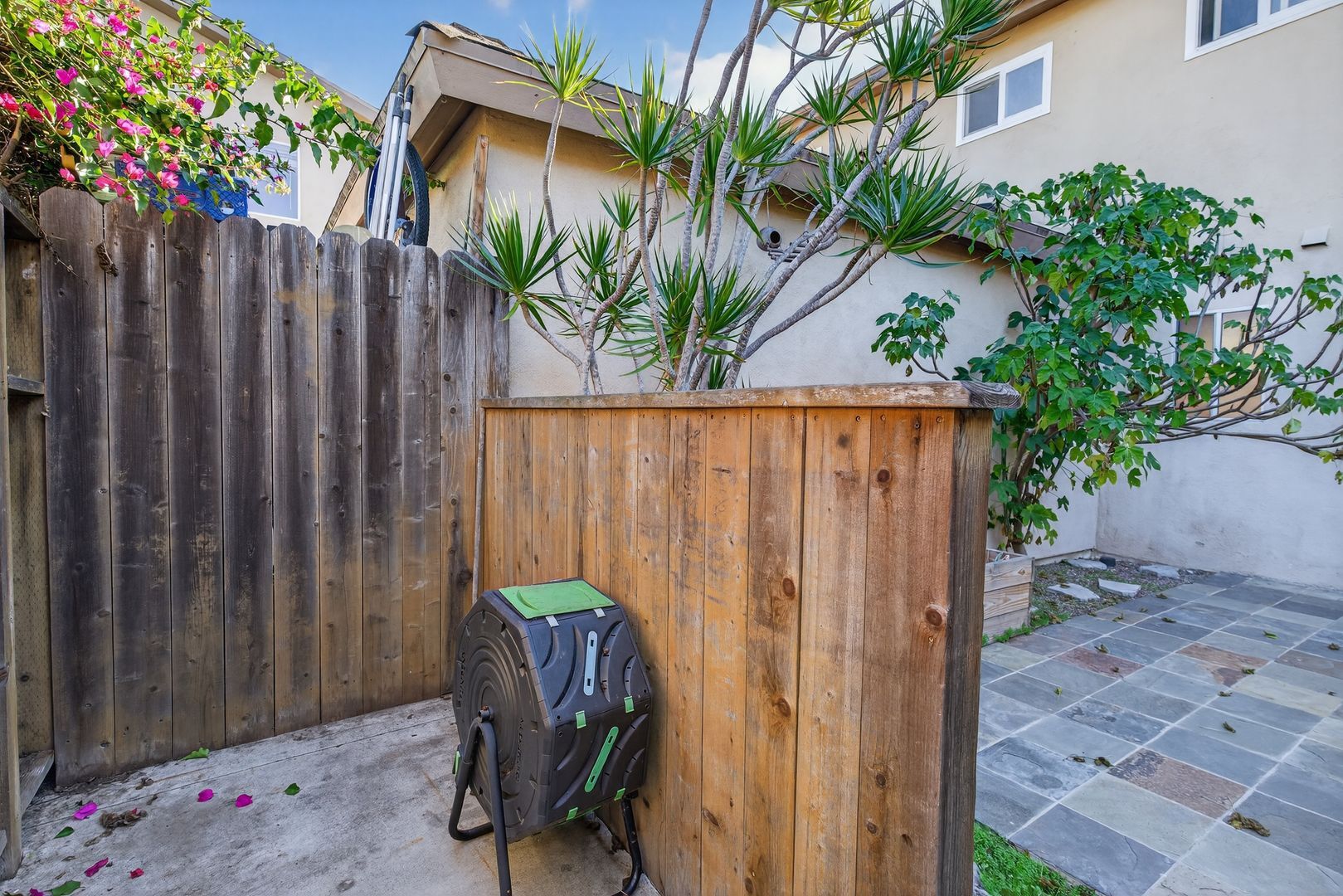 Building Photo - 2884 La Salle Ave