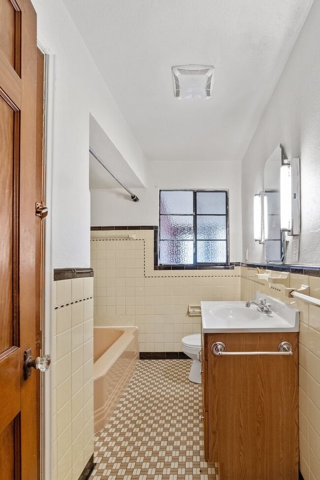 Building Photo - 2 bedroom Single Family Home with Fenced i...