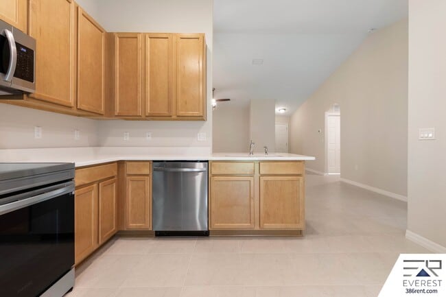 Building Photo - LIKE NEW 3/2/1 TOWNHOUSE IN BEAUTIFUL SEMINOLE WOODS