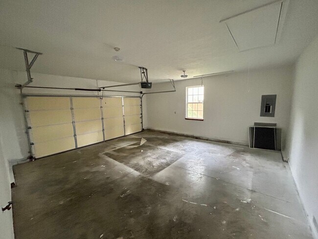 Building Photo - Beautiful 3 level home on a quiet cul-de-sac in Greenbrier Knolls--AVAILABLE NOW!!!!