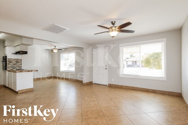 Building Photo - 2324 E Paradise Dr