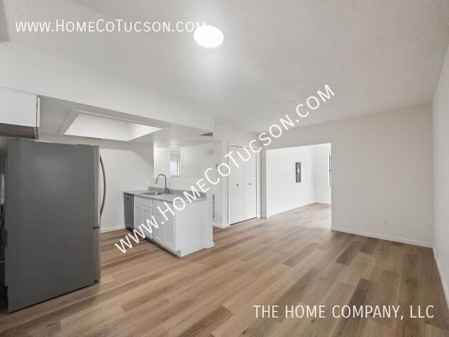 Building Photo - 5123 Paseo Las Palmas