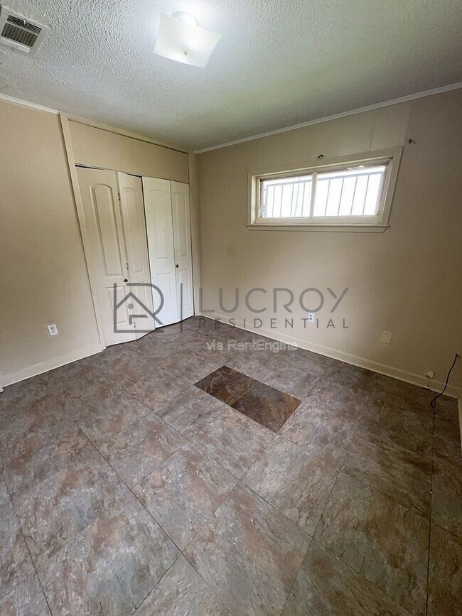 Building Photo - 6521 Lyndon B Johnson Dr