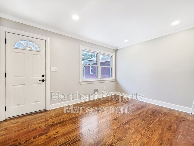 Building Photo - 103 Robin Hood Rd