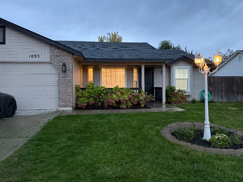 Primary Photo - 1093 W Waltman Dr