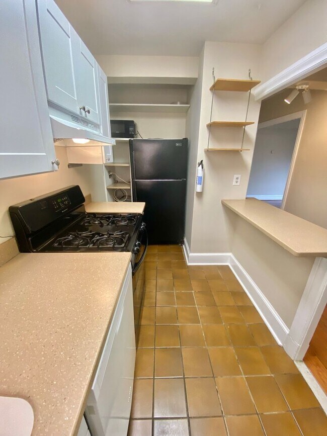 Building Photo - Have Breakfast at Tiffany's! Dupont's Gleaming Light Filled 2 En-suites w/ W/D at the Tiffany!