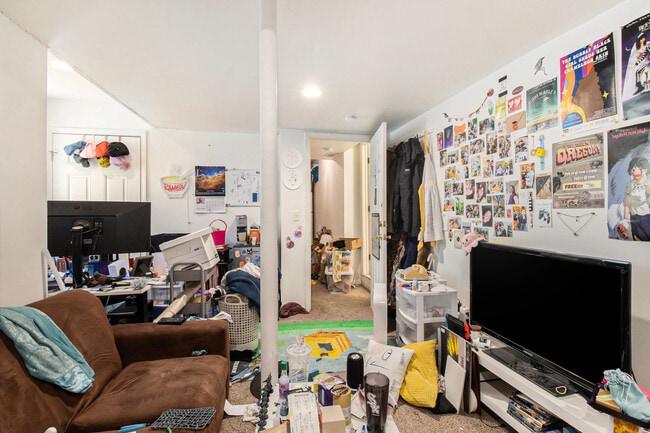 Building Photo - 716 e kingsley-