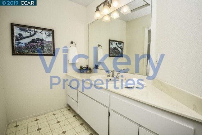 Building Photo - Beautiful 3 Bd/2.5 Ba, 1506 sf Concord tow...