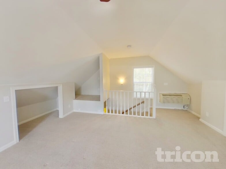 Building Photo - 2863 Iroquois Dr