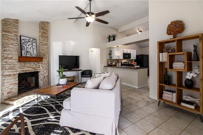 Building Photo - Freshly Renovated! Great Location! Such a sweet home