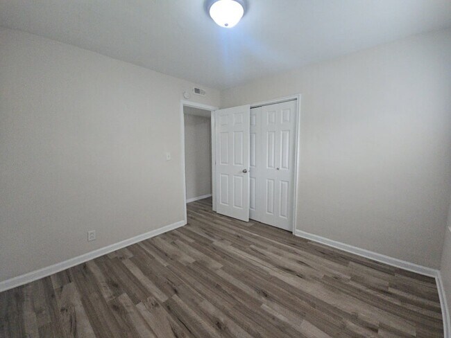 Building Photo - 1011 Blakley Dr