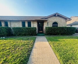 Building Photo - Perfectly Placed Duplex