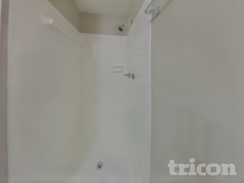 Building Photo - 201 Raintree Dr