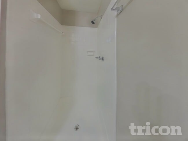 Building Photo - 201 Raintree Dr