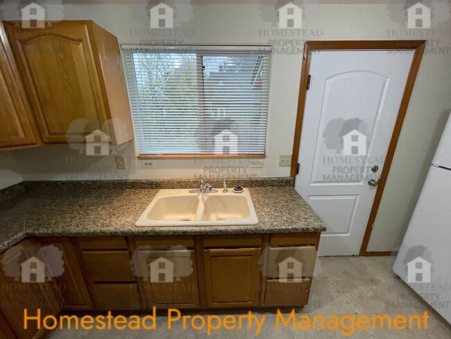 Building Photo - Explore the potential of this beautiful home!