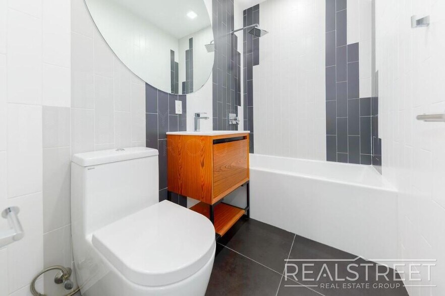 Building Photo - Luxury 2 BR in Bushwick with Balcony & Roo...