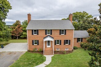 Building Photo - 5 Bedroom || 3 Bathroom Home