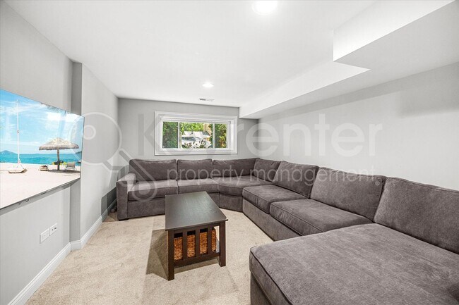 Building Photo - 4230 N Oriole Ave