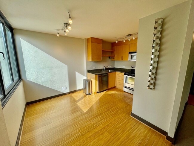 Building Photo - Modern 2-Bed, 2-Bath Downtown Condo with P...