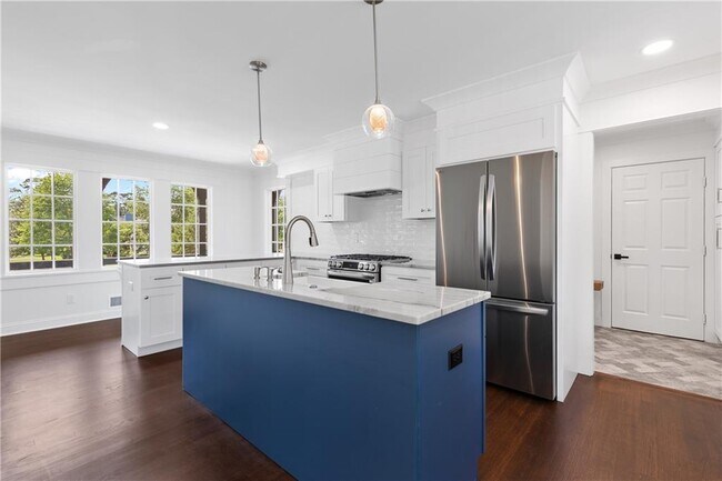 Building Photo - 1296 Hilton Dr