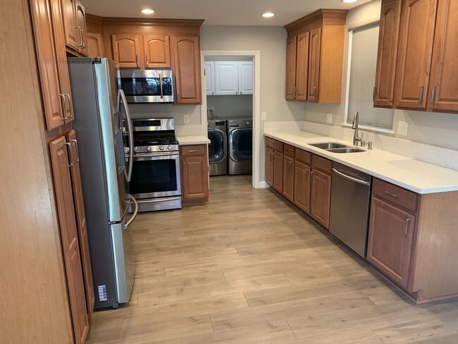 Building Photo - Newly Remodeled 3 Br 2 Ba Home in West Hills