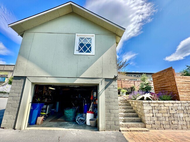 Building Photo - 3 Bedroom House For Rent In White Salmon