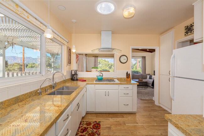 Kitchen w/dishwasher - 934 Calle Cortita