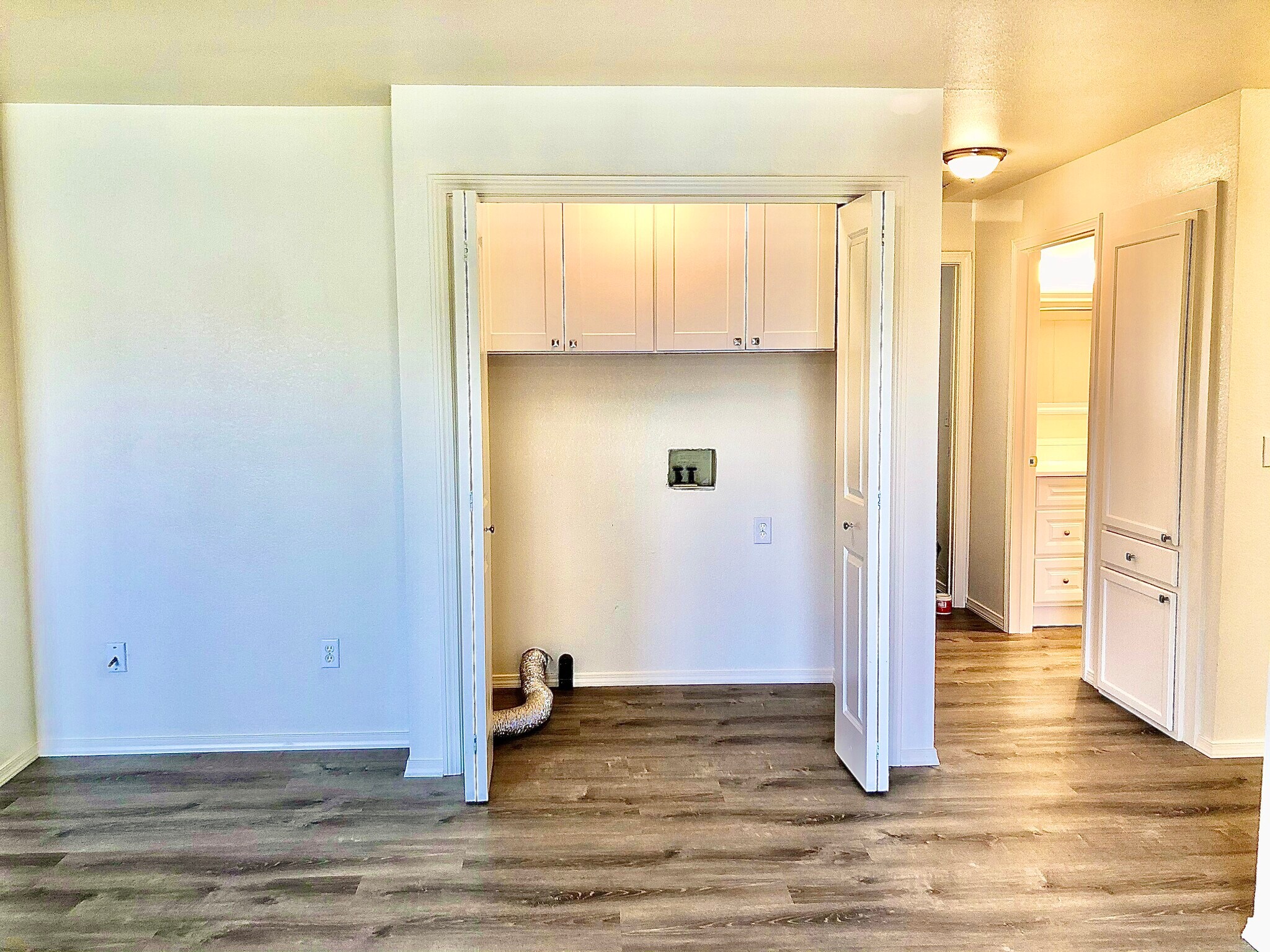 washer and dryer hookup - 550 Van Wey Cir