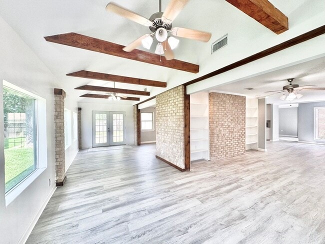 Building Photo - Beautiful 3BR/2BA Home with Sunroom, Formal Dining & Large Backyard