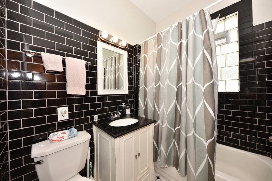 Bath Room - 2853 N Murray Ave