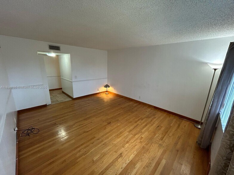 Primary Photo - 16471 Blatt Blvd