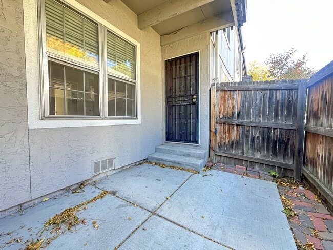 Building Photo - End-Unit Condo in Southglenn