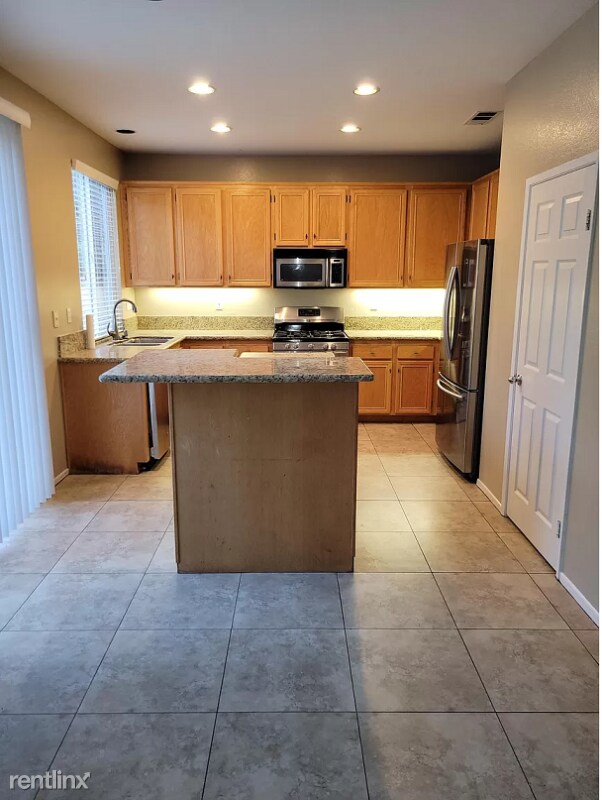 Building Photo - 3 br, 2.5 bath House - 1125 Lassen Peak Pl