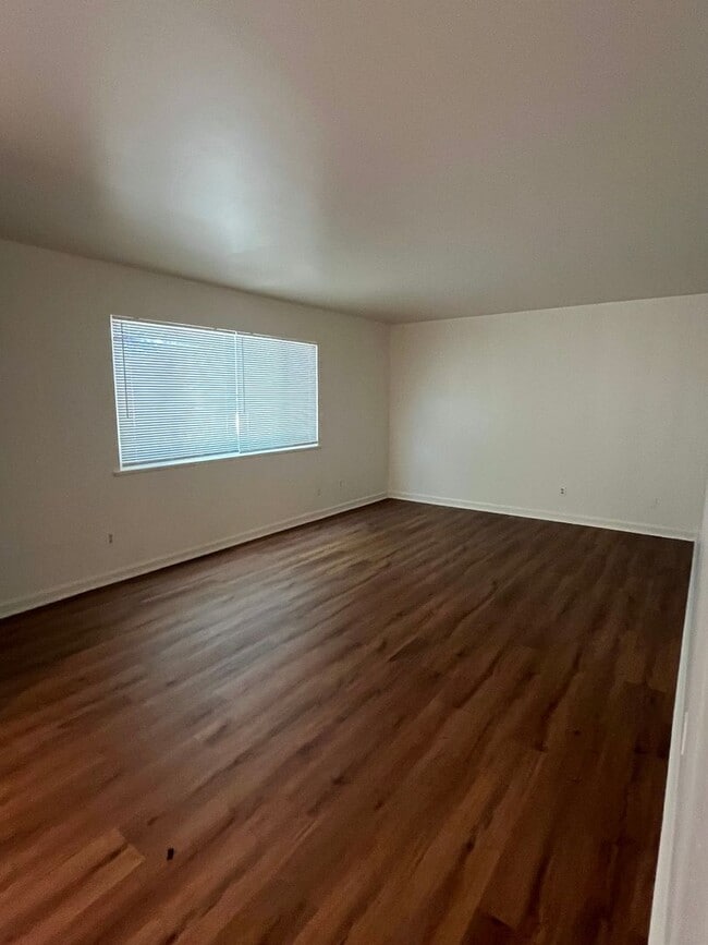 Building Photo - 925-931 Mitchell St