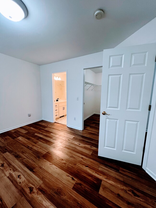 Master bedroom - 2109 Albemarle Ct N