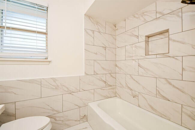 Building Photo - 162 Bluebonnet St