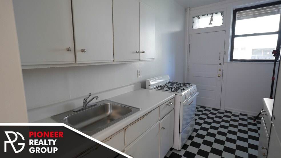 Building Photo - 824 W Waveland Ave