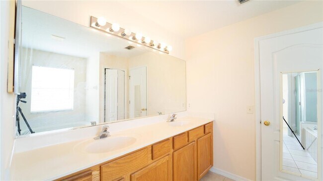 Building Photo - 2264 Hillshire Dr